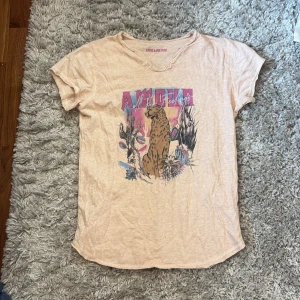 Zadig T-shirt  - Säljer denna beige-rosa T-shirten från Zadig & Voltaire. Har aldrig använt❤️