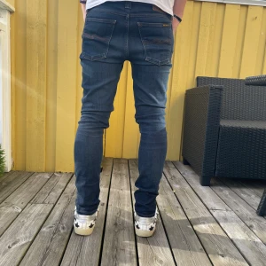 Nudie ”skinny Lin” - Säljer ett par nudie skinny Lin  jeans som passar perfekt för alla årstider. Storlek W28 L30 och passar dig som är ungefär 170-180. Jeansen är i nyskick och har endast använts ett par gånger. Vid frågor eller funderingar är det bara att skicka ett meddelande. Pris kan diskuteras vid snabba affärer.