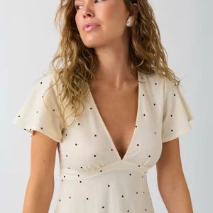 Prickig krämvit blus Gina Tricot - Använd 1 gång. Observera att den originella modellen har en djupare halsringning, men jag har sytt den själv för att få den att vara mindre öppen.💕  T-shirt/topp/linne/blus/volangblus med skön material.