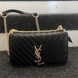 Svart quiltad YSL axelväska i skinn - Hej! Säljer min ysl väska, använd men fläckfri. 💕Dm för mer info/bilder!!