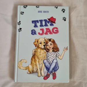 Tim & Jag - En charmig bok om vänskap mellan en tjej och hennes hund Tim. Perfekt för unga som gillar djur och berättelser om vardagsliv, vänskap och att hitta sin plats. Fick boken i en Girl:IT tidning för några år sedan. I bra kvalité med bara några få slitage som knappt syns, endast läst en gång och på svenska.