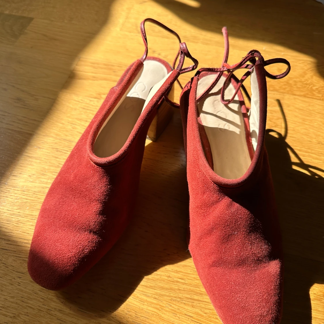 Vinröda mocka klackskor från COS - 4