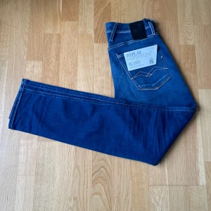 Replay Anbass Hyperflex - Snygga Replay Hyperflex jeans i klassisk blå tvätt med raka ben och normal passform.  Passar perfekt till dig som vill ha sköna och snygga jeans att använda i vardagen. Jeansen är i helt nytt skick, ordinarie pris 1799 kr. Om ni har några funderingar är det bara att höra av sig🤩. 