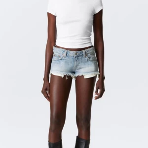 Lågmidjade mini shorts - Säljer dessa jättefina lågmidjade jeansshorts från weekday, då jag inte riktigt har fått andvändning för de! Shortsen är i jättebra kvalité och är endast använda en gång. Skriv gärna vid frågor 💕Storleken är S/36