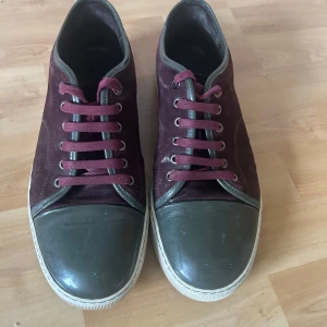 Vinröda lanvins - Riktigt sköna vinröda lanvins, väldigt unika oxå med den vinröda färgen, om du har några funderingar tveka inte på att skriva, priset ej hugget i sten 🪨 