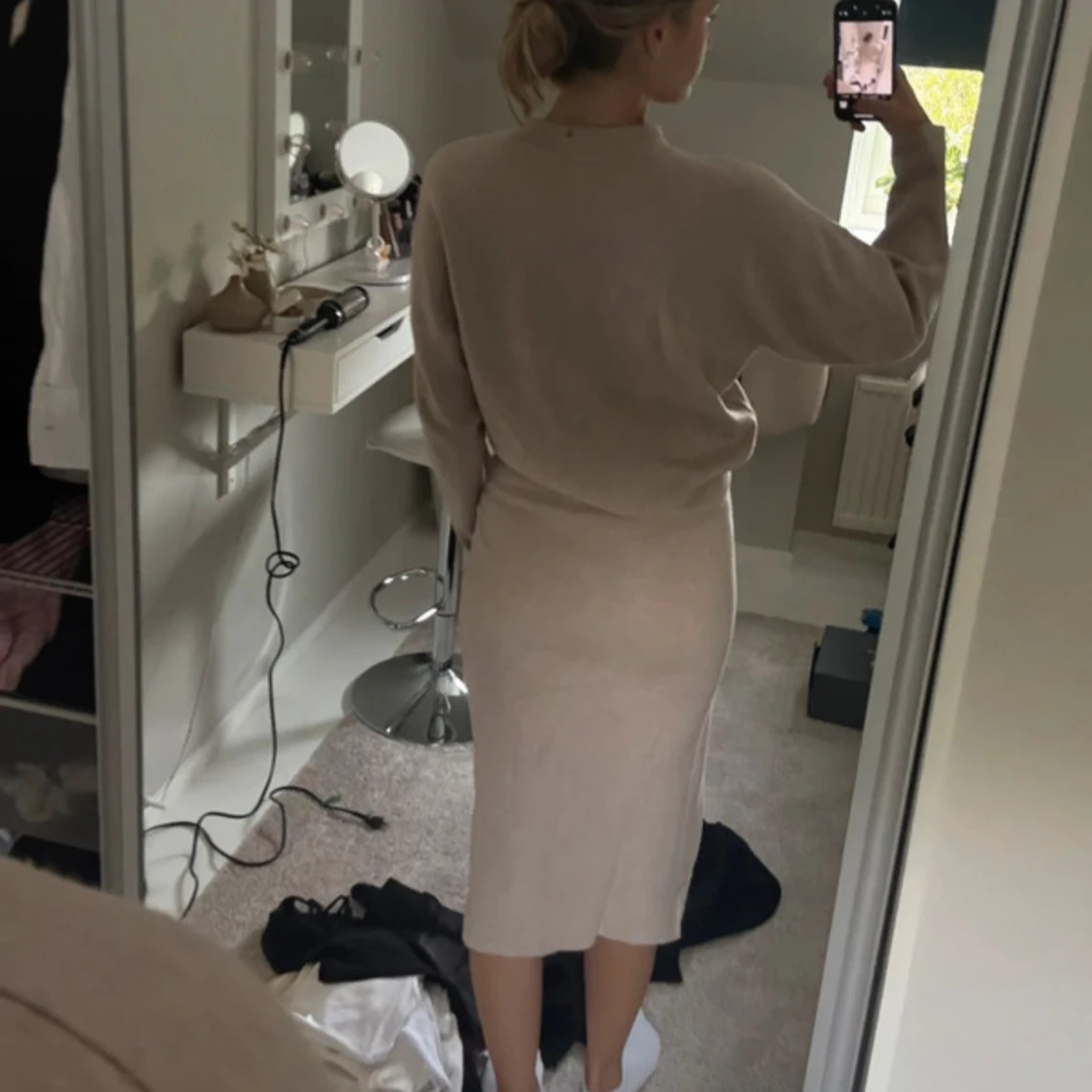 Beige stickad långkjol och tröja  - 1