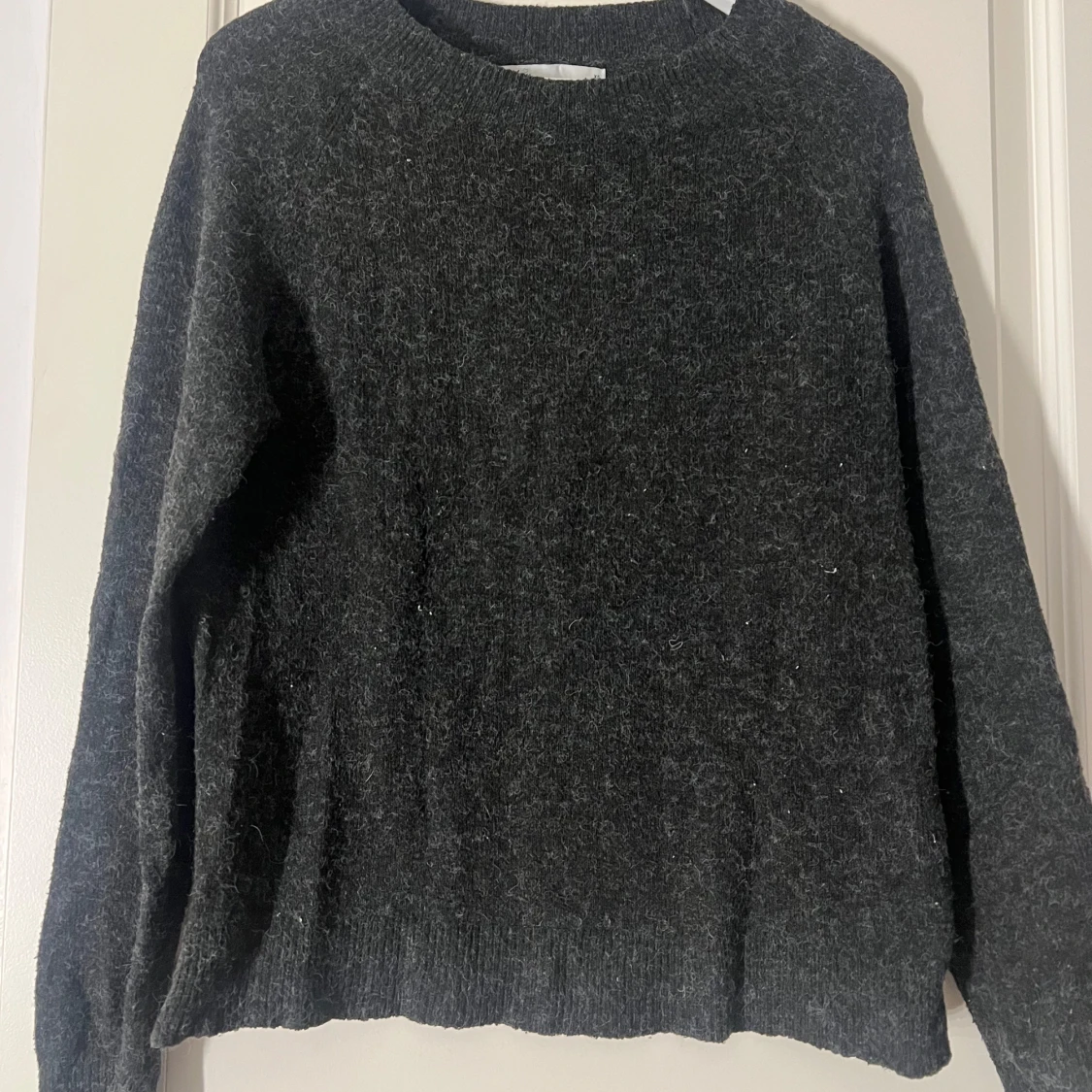 Mörkgrå stickad tröja med rund hals - 2