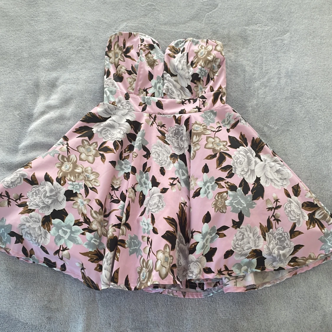 Blommig rosa axelbandslös klänning!