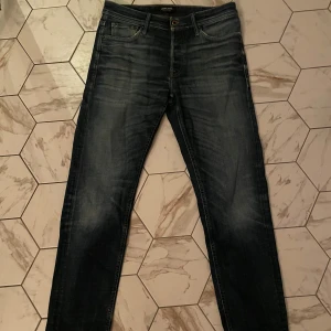 Jack & Jones mörkblå jeans - Snygga mörkblå jeans från Jack & Jones.. De är regular fit men sitter lite skinny. Sitter som 30/32. Pris går att pruta!