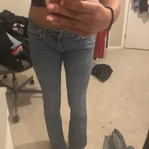 Blå bootcut jeans från Zara - Säljer ett par klassiska blå jeans från Zara med bootcut-snitt. Jeansen har normal passform, dragkedja och knapp framtill samt fem fickor. Tillverkade i mjukt denimtyg som sitter snyggt på kroppen. 