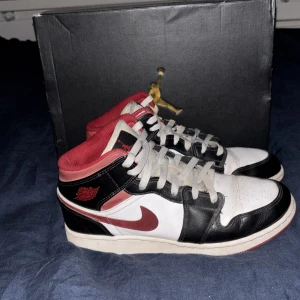 Nike Air Jordan 1 Mid Gym Red - Air jordan 1 gym red i storlek 40, ganska slitna men är fortfarande mycket fina bortsett från hälen. Om man har tid så kan man fixa upp dessa riktigt fint med lite bra rengörings grejer. Kommer med låda och allting. Pris 250 kronor. Para att höra av sig vid fråga eller prisförslag.😊