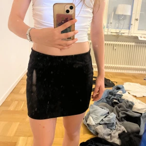 Svart tight mini kjol - Svart mini kjol från hm som passar perfekt till fest! (Fläckarna är på spegeln och ej plagget)