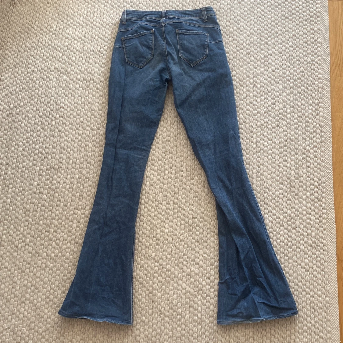 Blå flare jeans i storlek 27 - 1