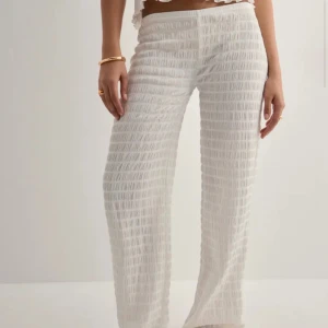 Vita vida linnebyxor med struktur - Snygga trendiga byxor från Nelly, slutsålda! 