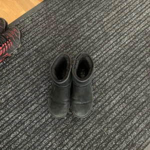 Svarta boots i mocka med foder - Mysiga svarta boots i mocka med mjukt foder på insidan. Skorna har rund tå, platt sula och är perfekta för kyliga dagar. Klassisk och enkel design som funkar till det mesta. Storlek 40. Köpta för 950kr säljer för 450kr