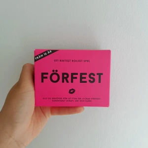 Förfest - Förfest är ett roligt spel för dig och dina vänner, perfekt för att kicka igång kvällen! Dra kort, utför utmaningar och skratta tillsammans. Från 15 år. Spelet garanterar skratt, lek och dans – allt du behöver för en lyckad förfest!
