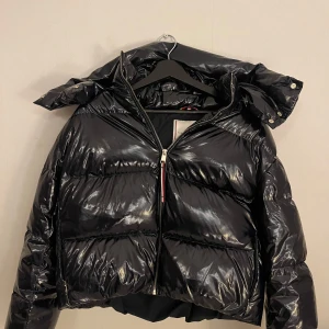 Glossy puffer jacket Tommy Hilfiger - Mörkblå jacka från Tommy Hilfiger som är slutsåld överallt ( Har bara använt den två gånger💕). Köpt för 3499 kr.