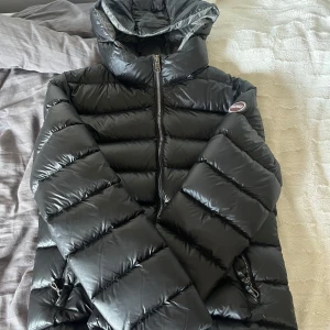 Colmar dunjacka - Säljer min colmar vinterjacka då jag vill köpa en ny. Jackan är glansig och har luva. Klassisk logga på ärmen och en liten logga på ryggen. Den är i mycket bra skick och har inga defekter. Det är storlek 14y/166 men passar mig som har xs💞💞Äktehets bevis finns. Skriv för bild på💗