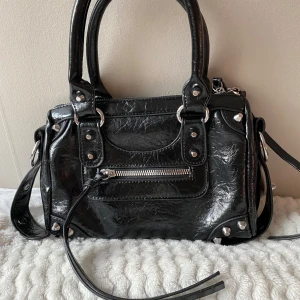 City bag - Fin stockholmsstils väska med detaljer. får plats med rätt mycket saker! Helt ny!! Säljer för jag känner att den inte passade mig