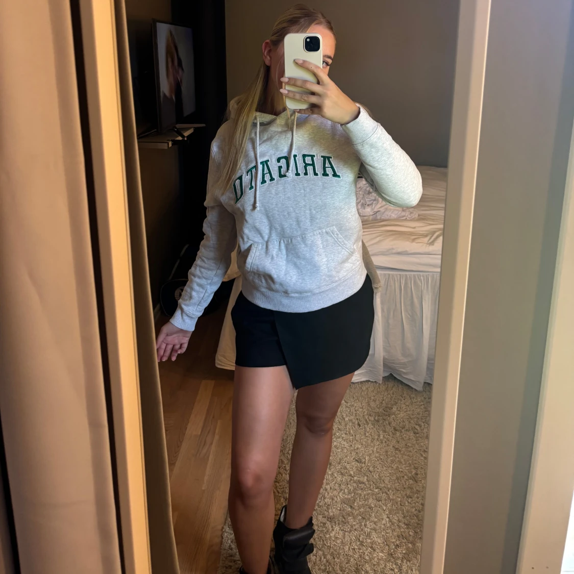 Grå hoodie Axel Arigato med grön text - 1