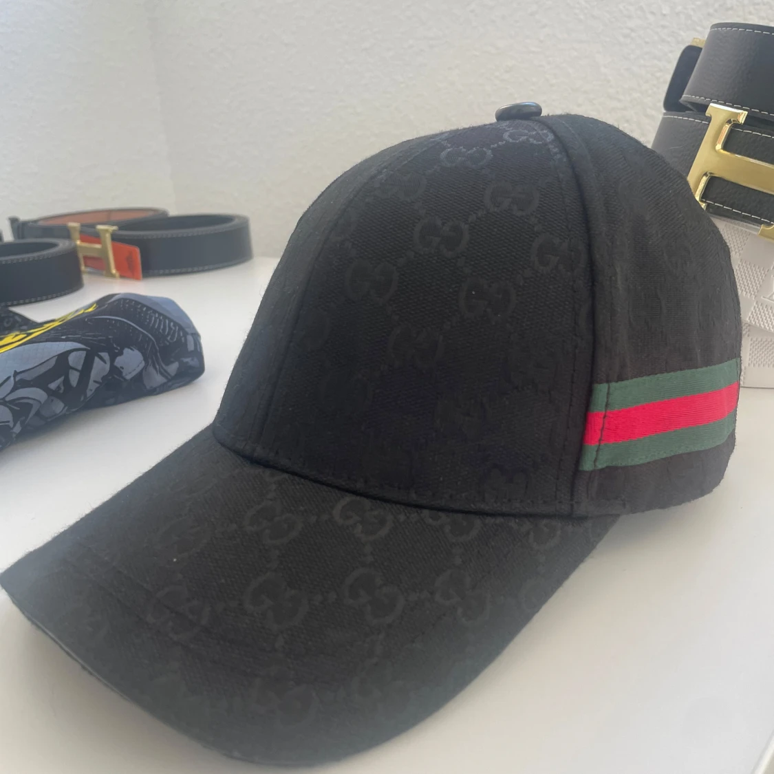 Svart keps med ett coolt mönster - 2