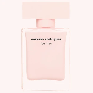 Narciso Rodriguez For Her parfym - endast testad parfym från Narciso Rodriguez.  Säljer då jag köpte fel sort. Beskrivning från kicks: Denna symfoni av blomnoter och fina inslag av amber och trä kompletterar hjärtat av mysk. Det är en doft som sitter länge, som utvecklas försiktigt, tillfredställer intensivt och helt. Dess enkelhet och renhet, dess mystik och intrig avväpnar känslorna och sprider sig över kroppen. For Her EdP ger en svallvåg av nya upplevelser och intryck – tydligt men ändå gåtfullt.