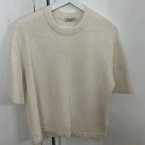 Trendig stickad t shirt - Super snygg trendig stickad t shirt från Gina tricot 💕andvönd 2 ggr cirkus så inprincip helt oanvänd