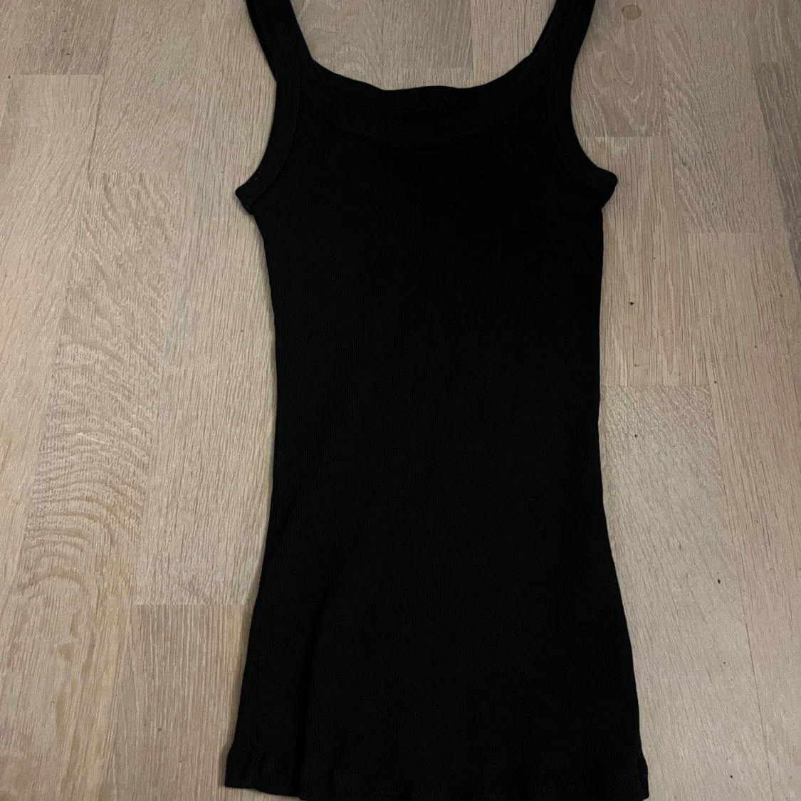 Svart ribbat linne ifrån intimissmi - 1