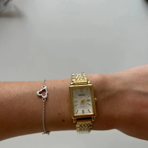 Guldklocka - I rostfrittstål, klockan fungerar och är helt ny plasten är kvar