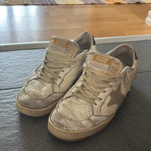 Golden Goose 43-44 - Säljer mina gamla golden goose som passar storlek 43-44. Säljer eftersom jag aldrig använder dem längre. Skorna är självklart änta och skicket ser ni på bilderna!