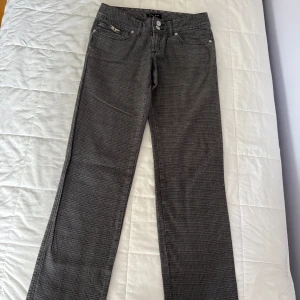 Lågmidjade byxor Bik Bok - Säljer mina fina grå byxor från Bik Bok i rutigt mönster strl S💓. Modellen har raka ben och låg midja. I mycket bra skick💓OBS dem är LÄNGRE än vad bilden visar!!!💞💞