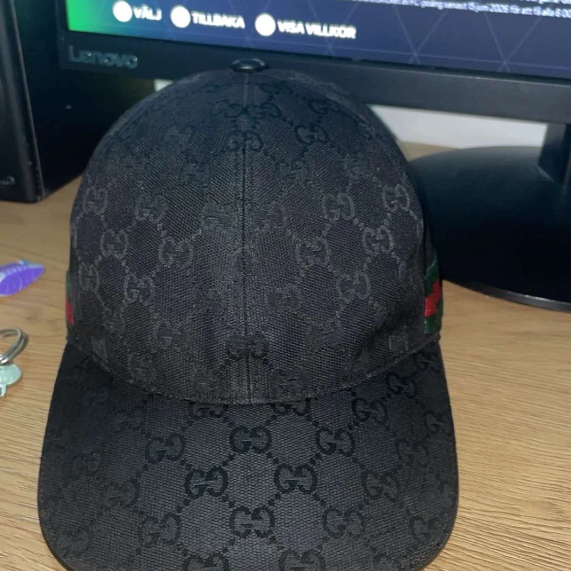 Svart keps från Gucci med GG-mönster