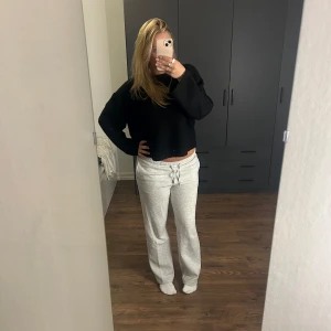 Grå mjukisbyxor från Gina tricot - Säljer ett par ljusgrå mjukisbyxor från Gina. De är fortfarande i bra kvalité och inte så värst knotriga! Säljer då de inte kommer till användning längre. Ordinarie pris är 600💗 hör av er vid frågor eller fler bilder💗💗