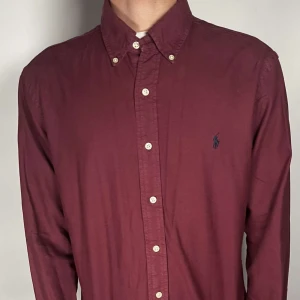 Ralph lauren hoodie - En riktig snygg och trendig Ralph lauren skjorta i fint skick, storlek L, slimfit, vid frågor är de bara att skriva // Gramenti 