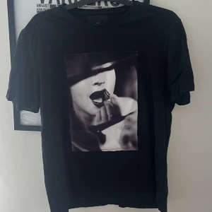 Limitato tshirt - Svart Limitato tshirt Ellen von unwerth. Stl M. Mycket bra skick. Orginal box ingår ej. Nypris ca 2300.