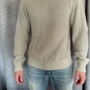 🤎Stickad tröja🤎 Studio total, HERR - En stickad tröja i fint skick, från Studio Total. Storlek S. Någon tråd har gått upp men är enkelt att sticka in tillbaks med en nål, se sista bilden   