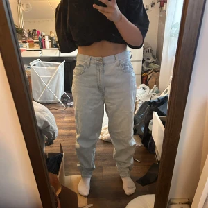 Levi's High Loose Taper jeans ljusblå - Levi's High Loose Taper jeans i ljusblå tvätt. De har hög midja, loose passform och avsmalnande ben. Klassisk femficksmodell med Levi's patch bak. Perfekta för dig som gillar en chill och trendig look.