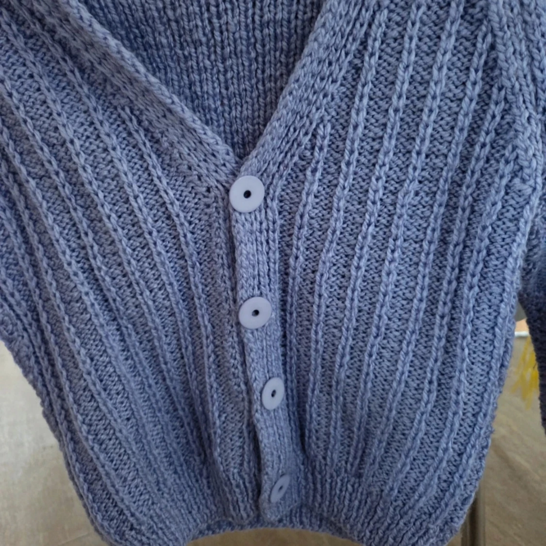 Grå ribbstickad kofta med knappar - 3