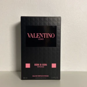 Valentino Uomo Born In Roma Intense 100ml - Valentino Uomo Born In Roma Intense. Helt full, alldrig använd. 100ml flaska. Kvitto finns, pris kan diskuteras:)