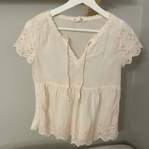 Vit blus med spets från Odd Molly - Supersöt ljusrosa blus från Odd Molly med broderade spetsdetaljer! Blusen är köpt här på Plick och säljer då den tyvärr är för liten för mig! Hör av er om ni har frågor eller vill ha andra bilder💗💗