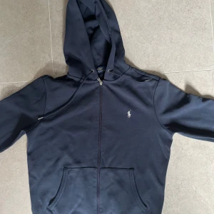 Ralph lauren hoodie  - Tjena, säljer dennna snygga blåa Ralph lauren hoodien som är perfekt inför hösten! Storlek S. Skicket är i bra skick men den är lite nopprig runt omkring. Skriv vid frågor😀