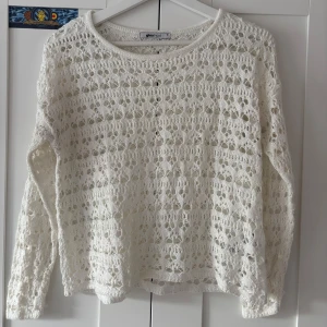 Vit virkad stickad tröja Gina Tricot - Superfin vit stickad tröja från gina. Den är jättemysig och i bra skick. Säljer den för den börjar bli för liten. Passar perfekt som tröja att slänga på över linne eller över bikini på stranden. Jättemysig och somrig!