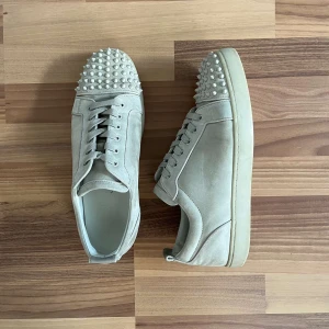 Christian Louboutin skor med spikar - Säljer ett par riktiga Chrisrian Louboutin skor till nästa användare. Köpte medan jag var i Dubai så har inget kvitto eller en skolåda men de är 100% äkta. Syns lite märken efter användning på sulan men annors i bra skick!