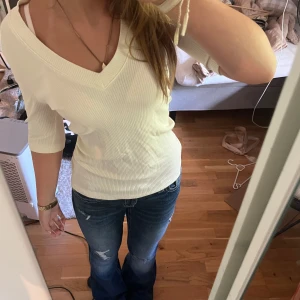 Trekvartsärmad tröja  - Skit snygg tröja! Den är cremevit i färgen. 