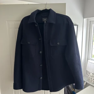 Stilren Overshirt från H&M - Marinblå Overshirt från H&M. Helt oanvänd och skicket är top. Storlek M passar även L