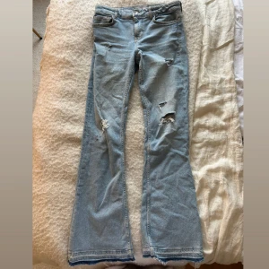 lågmidjade jeans med hål  - supercoola lågmidjade jeans med hål🦄🦄