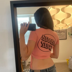 Rosa croppad topp från Santa Cruz - Croppad rosa topp från Santa Cruz med svart logga på ryggen. Som tyvärr aldrig kommit till användning 