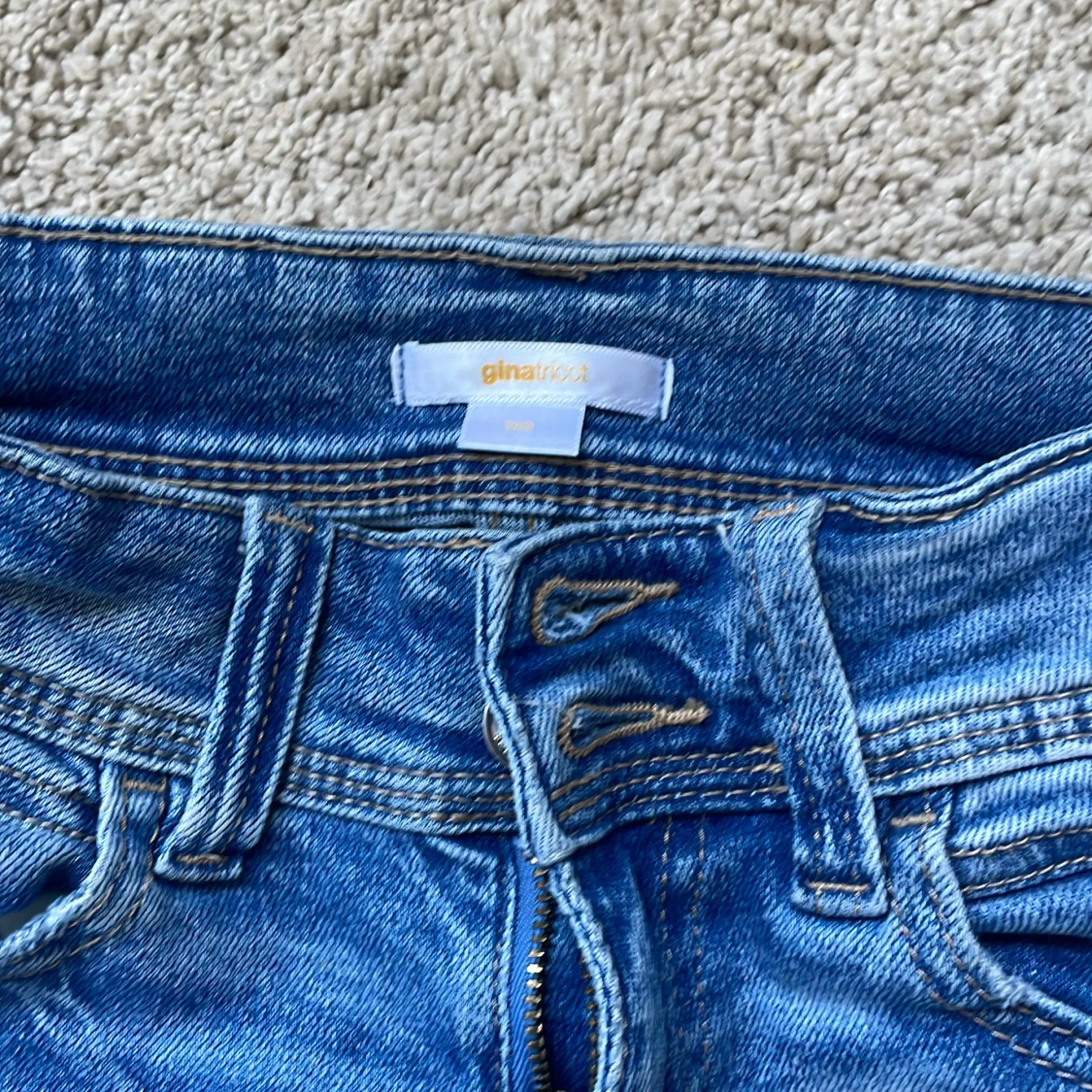 Blå bootcut jeans från Gina Tricot Young  - 1