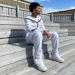 Onistarz Tracksuit (Pale Grey/White) - Mitt märke Onistarz - Star in the Streets English 🇬🇧- Onistarz Tracksuit in custom polybags. A hoodie with a unique design together with comforting pants which can be flared. Great for streetwear, everyday wear and workout.                                  Swedish 🇸🇪- Onistarz Tracksuit I polybags. En hoodie med unik design tillsammans med bekväma byxor som går att flarea. Perfect för streetwear, daglig användning och till gymmet.           @Onistarz - Star in the Streets 💫(TikTok & Instagram) 