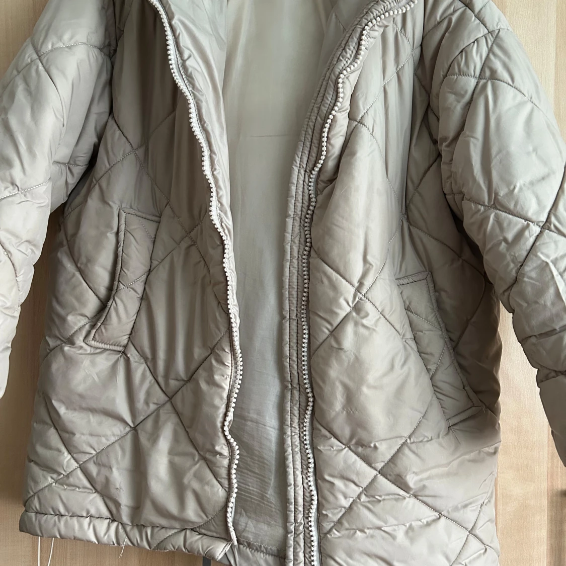 Beige quiltad pufferjacka med huva - 2